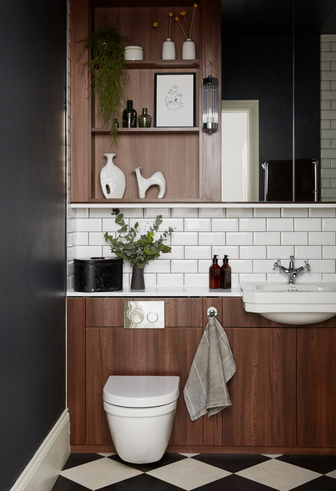 ロンドンにある高級な中くらいなコンテンポラリースタイルのおしゃれな浴室 (白いタイル、セラミックタイル、オーバーカウンターシンク、マルチカラーの床、白い洗面カウンター、洗面台1つ、造り付け洗面台) の写真