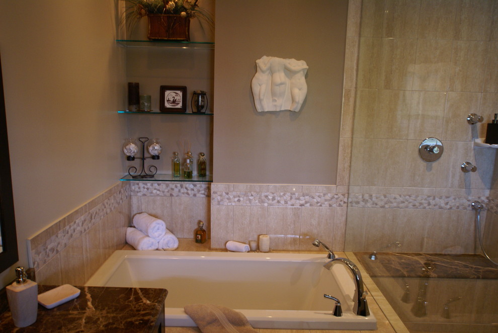 Inspiration för ett stort funkis badrum, med skåp i mörkt trä, ett japanskt badkar, en dusch i en alkov, beige kakel, keramikplattor, beige väggar, dusch med gångjärnsdörr och marmorbänkskiva