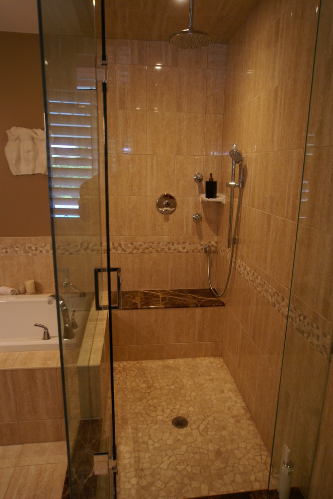 Immagine di una grande stanza da bagno contemporanea con ante in legno bruno, vasca giapponese, doccia alcova, piastrelle beige, piastrelle in ceramica, pareti beige, top in marmo e porta doccia a battente