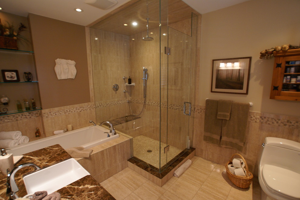 Стильный дизайн: большая ванная комната в современном стиле с темными деревянными фасадами, японской ванной, душем в нише, унитазом-моноблоком, бежевой плиткой, керамической плиткой, бежевыми стенами, мраморной столешницей и душем с распашными дверями - последний тренд