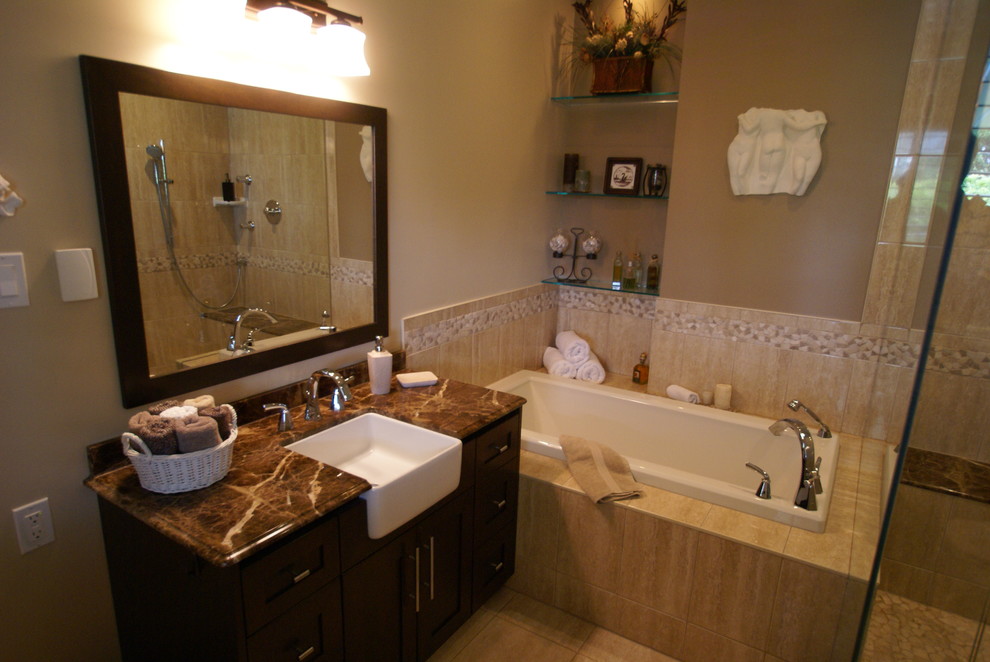 Esempio di una grande stanza da bagno contemporanea con ante in legno bruno, vasca giapponese, doccia alcova, piastrelle beige, piastrelle in ceramica, pareti beige, porta doccia a battente e top in marmo