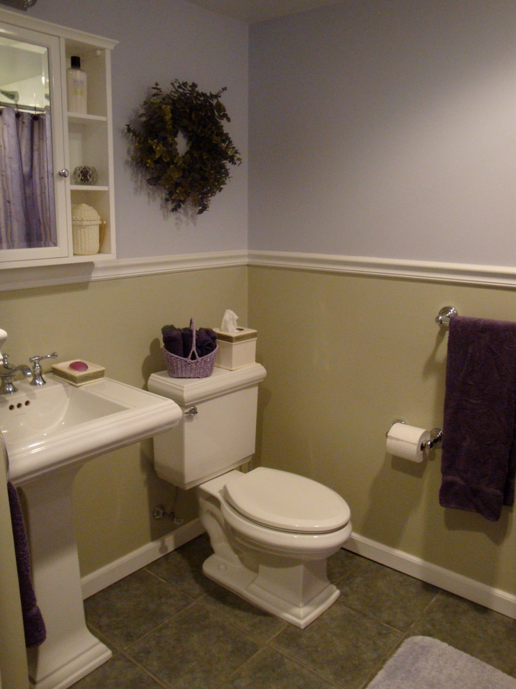 Foto de cuarto de baño tradicional con lavabo con pedestal, sanitario de dos piezas, baldosas y/o azulejos verdes y baldosas y/o azulejos de porcelana
