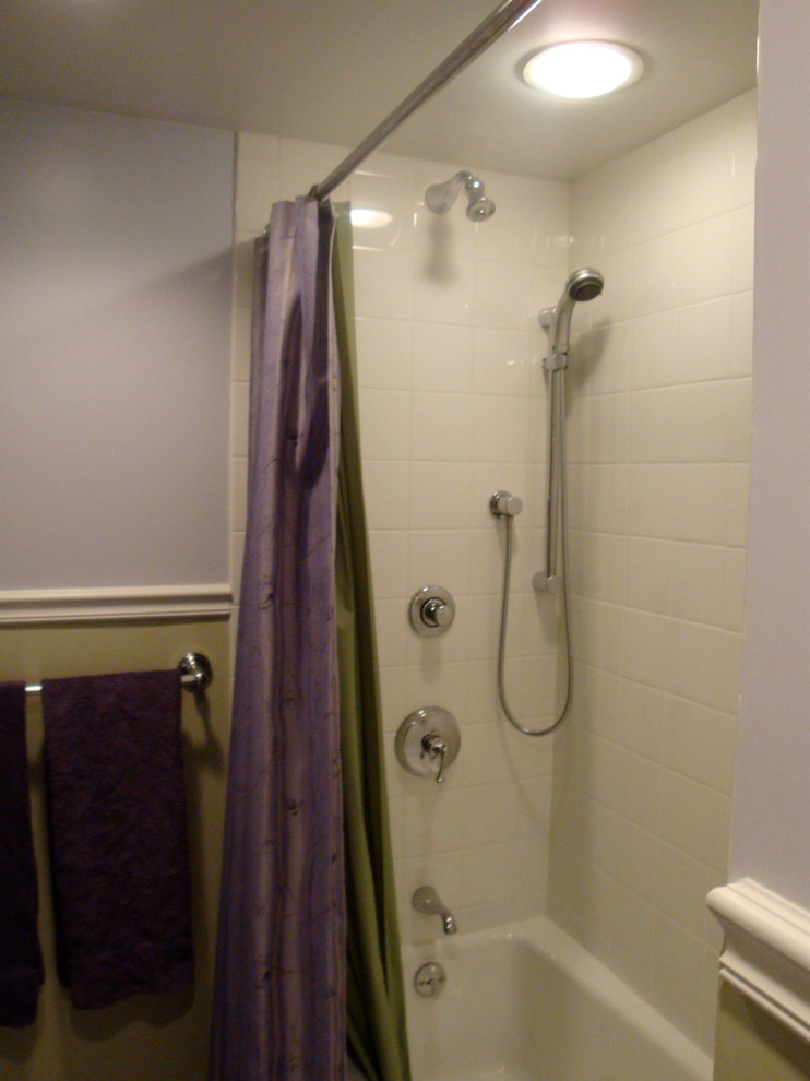 Immagine di una stanza da bagno tradizionale con vasca/doccia, piastrelle bianche e piastrelle in gres porcellanato