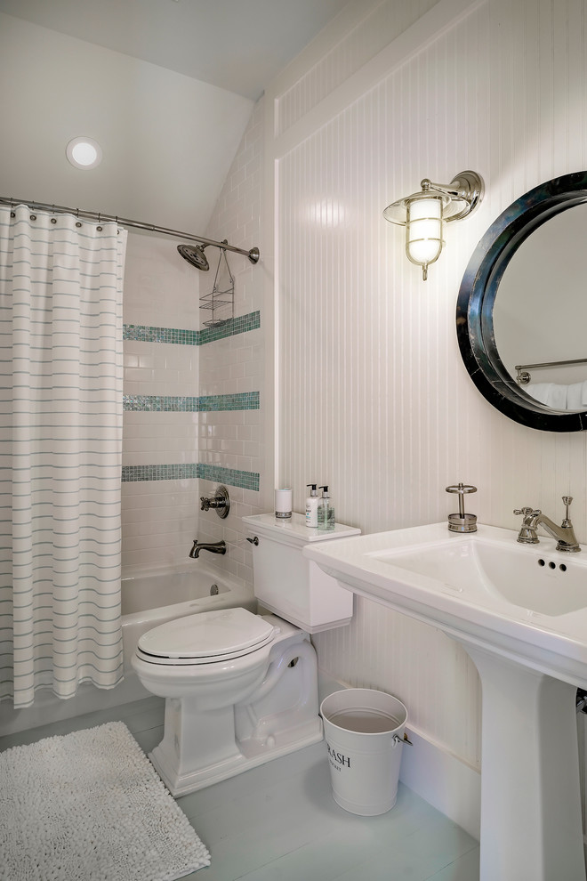 Immagine di una piccola stanza da bagno con doccia chic con vasca ad alcova, vasca/doccia, WC a due pezzi, piastrelle bianche, pareti bianche, pavimento in legno verniciato e lavabo a colonna