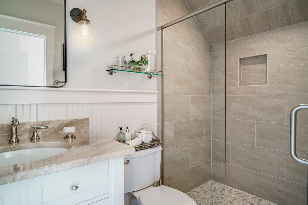 Inspiration för mellanstora klassiska badrum med dusch, med skåp i shakerstil, vita skåp, en dusch i en alkov, en toalettstol med hel cisternkåpa, vita väggar, ett undermonterad handfat och marmorbänkskiva