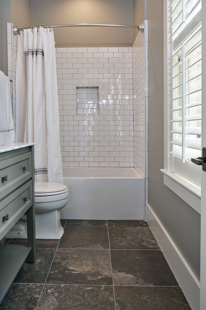 На фото: большая ванная комната в стиле неоклассика (современная классика) с фасадами островного типа, серыми фасадами, ванной в нише, душем в нише, унитазом-моноблоком, белой плиткой, плиткой кабанчик, серыми стенами, полом из керамогранита, душевой кабиной, врезной раковиной, столешницей из гранита и шторкой для ванной