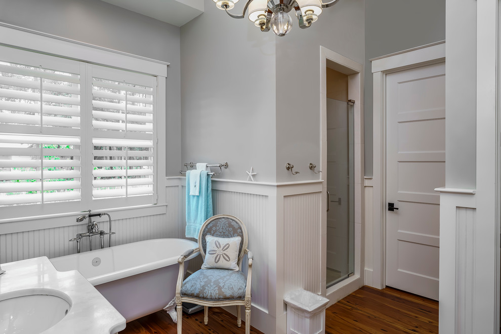Idéer för ett mellanstort klassiskt en-suite badrum, med ett fristående badkar, en dusch i en alkov, grå väggar, mellanmörkt trägolv, ett undermonterad handfat, marmorbänkskiva och grå kakel