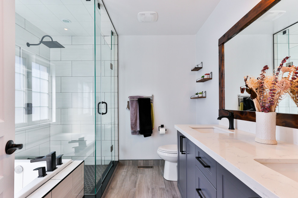 Idéer för ett klassiskt flerfärgad en-suite badrum, med skåp i shakerstil, grå skåp, ett platsbyggt badkar, en dusch i en alkov, vit kakel, vita väggar, ett undermonterad handfat, brunt golv och dusch med gångjärnsdörr