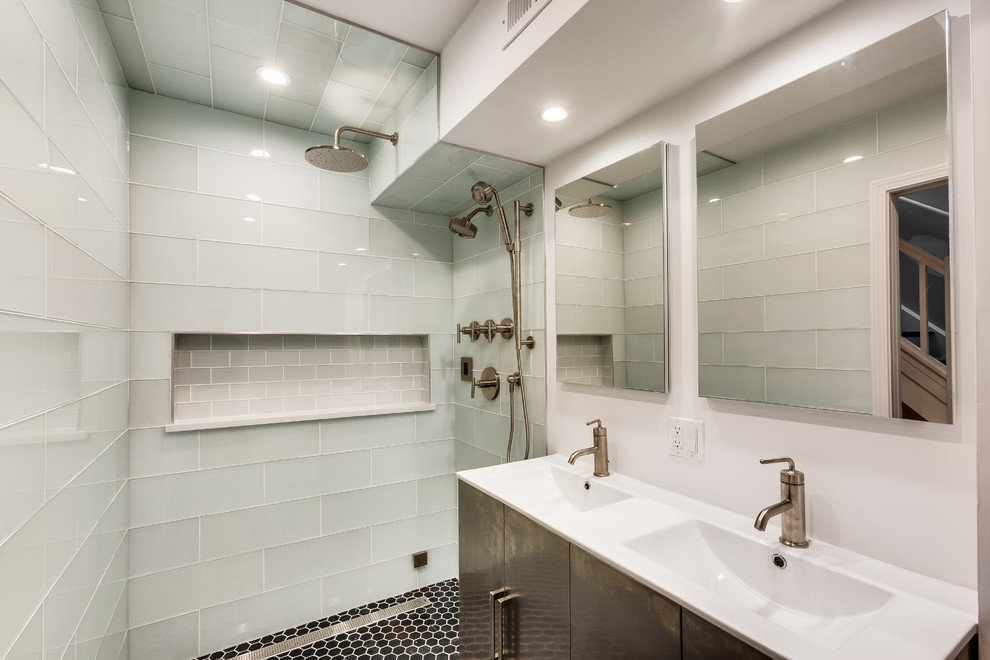 Idéer för ett mellanstort klassiskt badrum med dusch, med ett badkar i en alkov, en toalettstol med separat cisternkåpa, beige väggar, mosaikgolv, släta luckor, grå skåp, våtrum, blå kakel, glaskakel, ett integrerad handfat, bänkskiva i akrylsten, svart golv och med dusch som är öppen