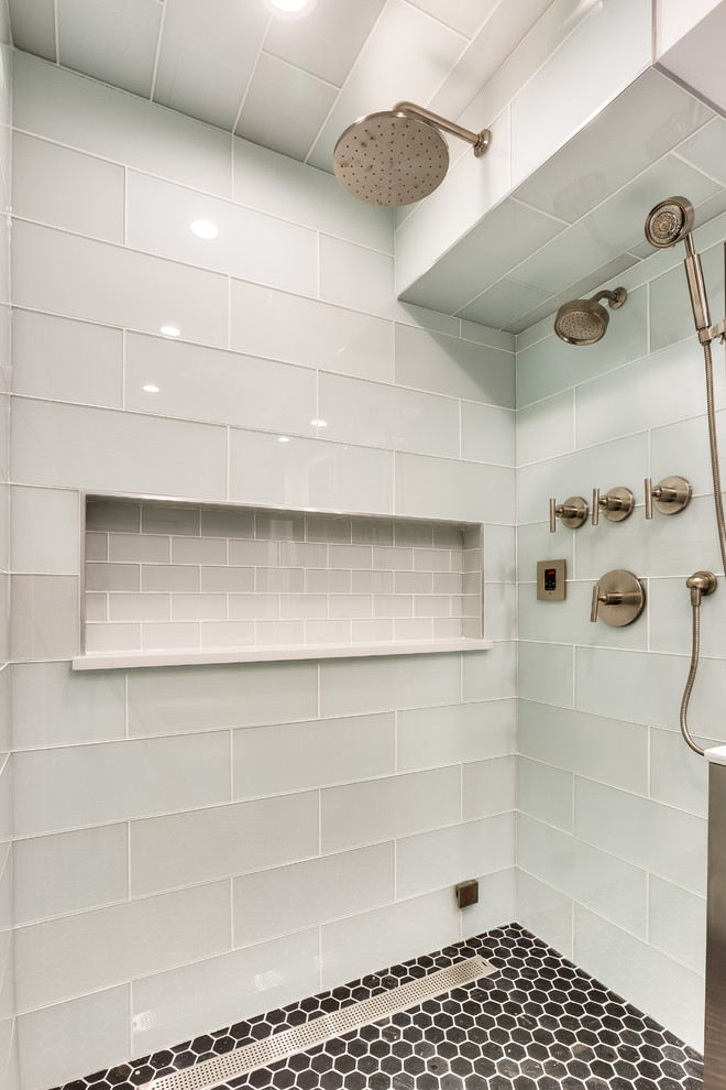 На фото: ванная комната среднего размера в стиле неоклассика (современная классика) с плоскими фасадами, серыми фасадами, душевой комнатой, раздельным унитазом, синей плиткой, стеклянной плиткой, бежевыми стенами, полом из мозаичной плитки, душевой кабиной, монолитной раковиной, столешницей из искусственного камня, черным полом и открытым душем