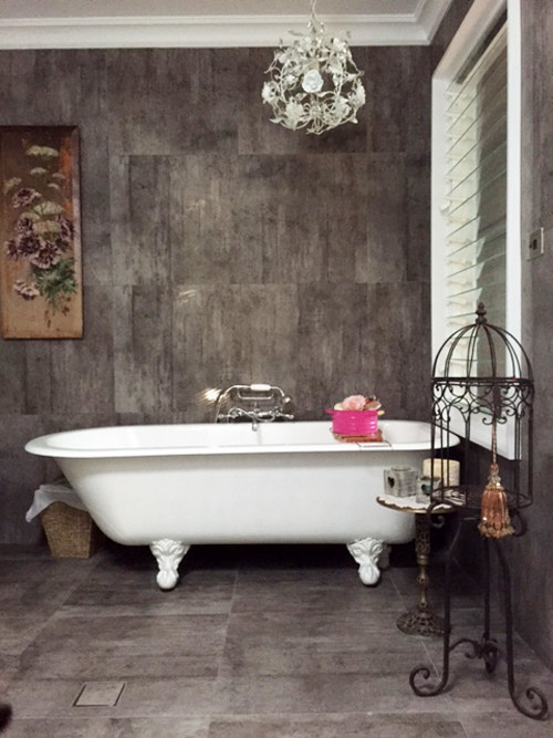Foto de cuarto de baño principal contemporáneo de tamaño medio con bañera con patas, baldosas y/o azulejos grises, paredes grises, baldosas y/o azulejos de cemento, suelo de cemento y encimera de mármol