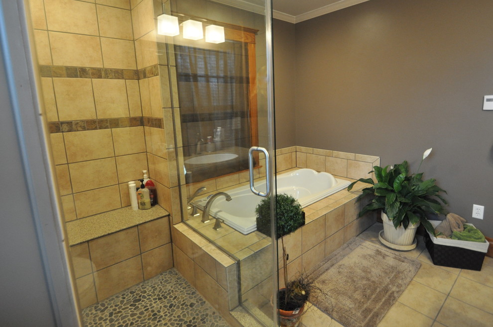 Идея дизайна: ванная комната в стиле фьюжн с фасадами островного типа, столешницей из искусственного камня, накладной ванной, душем над ванной и керамогранитной плиткой