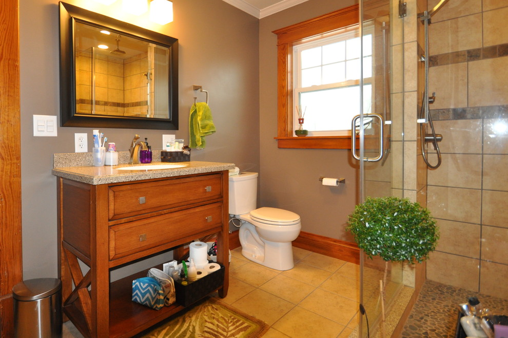 На фото: ванная комната в стиле фьюжн с монолитной раковиной, фасадами островного типа, фасадами цвета дерева среднего тона, столешницей из искусственного камня, накладной ванной, душем над ванной и керамогранитной плиткой