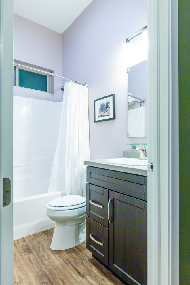 Идея дизайна: маленькая главная ванная комната в стиле неоклассика (современная классика) с фасадами в стиле шейкер, темными деревянными фасадами, ванной в нише, душем в нише, раздельным унитазом, белой плиткой, фиолетовыми стенами, паркетным полом среднего тона, накладной раковиной, столешницей из ламината, коричневым полом, шторкой для ванной и серой столешницей для на участке и в саду