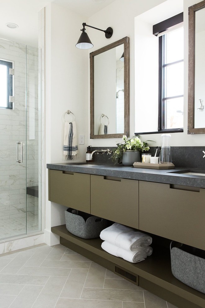 Bild på ett mellanstort funkis svart svart en-suite badrum, med släta luckor, gröna skåp, en dusch i en alkov, en toalettstol med hel cisternkåpa, vit kakel, marmorkakel, vita väggar, klinkergolv i porslin, ett undermonterad handfat, bänkskiva i kvartsit, grått golv och dusch med gångjärnsdörr