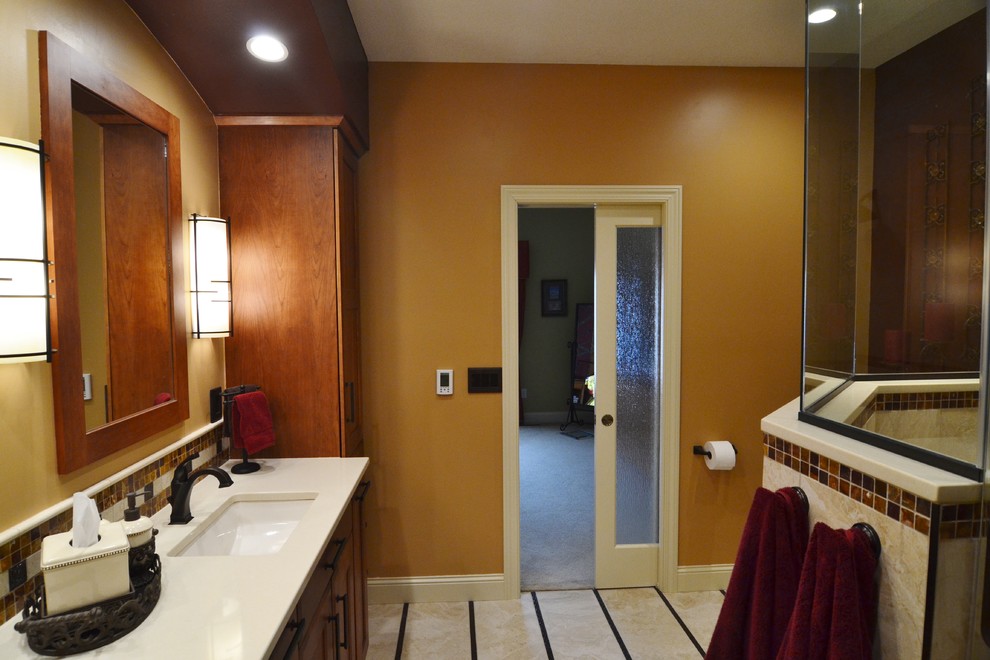 Mittelgroße Klassische Sauna mit integriertem Waschbecken, profilierten Schrankfronten, hellbraunen Holzschränken, Quarzit-Waschtisch, beigen Fliesen, Porzellanfliesen und Schieferboden in Sonstige
