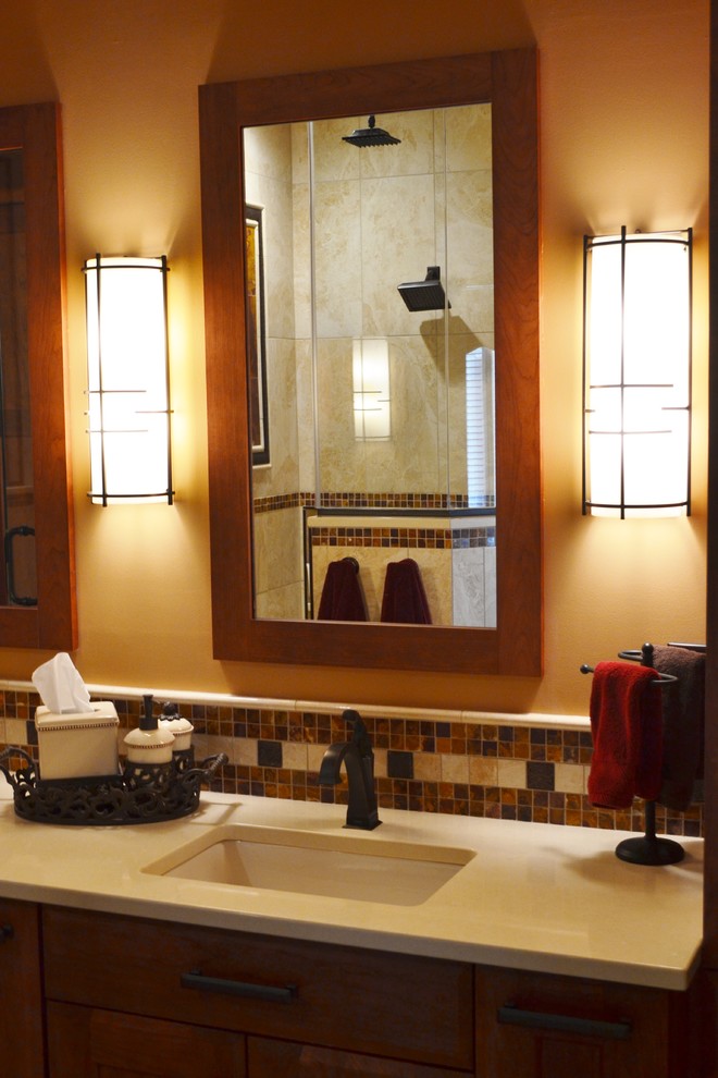 Mittelgroße Klassische Sauna mit integriertem Waschbecken, profilierten Schrankfronten, hellbraunen Holzschränken, Quarzit-Waschtisch, beigen Fliesen, Porzellanfliesen und Schieferboden in Sonstige