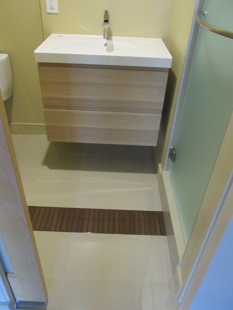 Idee per una piccola stanza da bagno minimal con lavabo integrato, consolle stile comò, piastrelle beige, piastrelle in ceramica, pareti beige e pavimento con piastrelle in ceramica