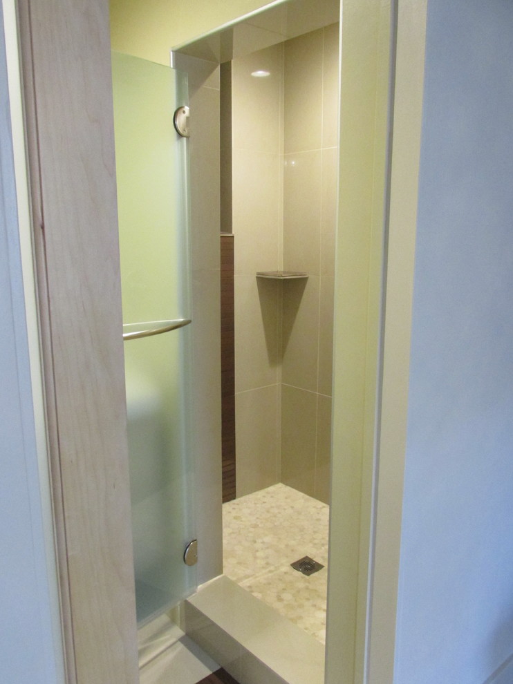 Immagine di una piccola stanza da bagno minimal con lavabo integrato, consolle stile comò, piastrelle beige, piastrelle in ceramica, pareti beige e pavimento con piastrelle in ceramica