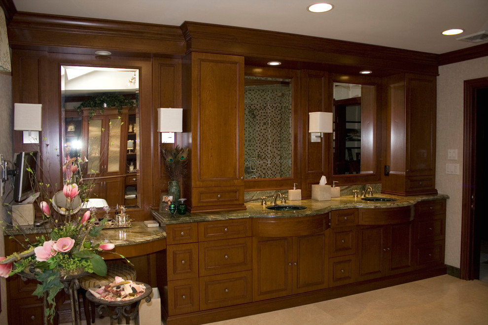 Bild på ett stort funkis en-suite badrum, med ett nedsänkt handfat, luckor med upphöjd panel, skåp i mörkt trä, granitbänkskiva, beige kakel, beige väggar och klinkergolv i keramik