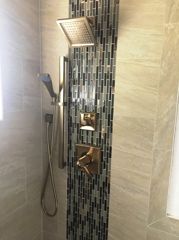 オースティンにあるお手頃価格の中くらいなコンテンポラリースタイルのおしゃれなバスルーム (浴槽なし) (アルコーブ型シャワー、ベージュのタイル、磁器タイル) の写真