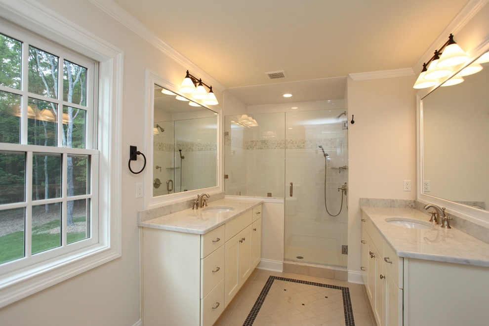 Inspiration för ett lantligt badrum, med ett undermonterad handfat, en dusch i en alkov, vita skåp, marmorbänkskiva, flerfärgad kakel, keramikplattor, vita väggar och klinkergolv i porslin