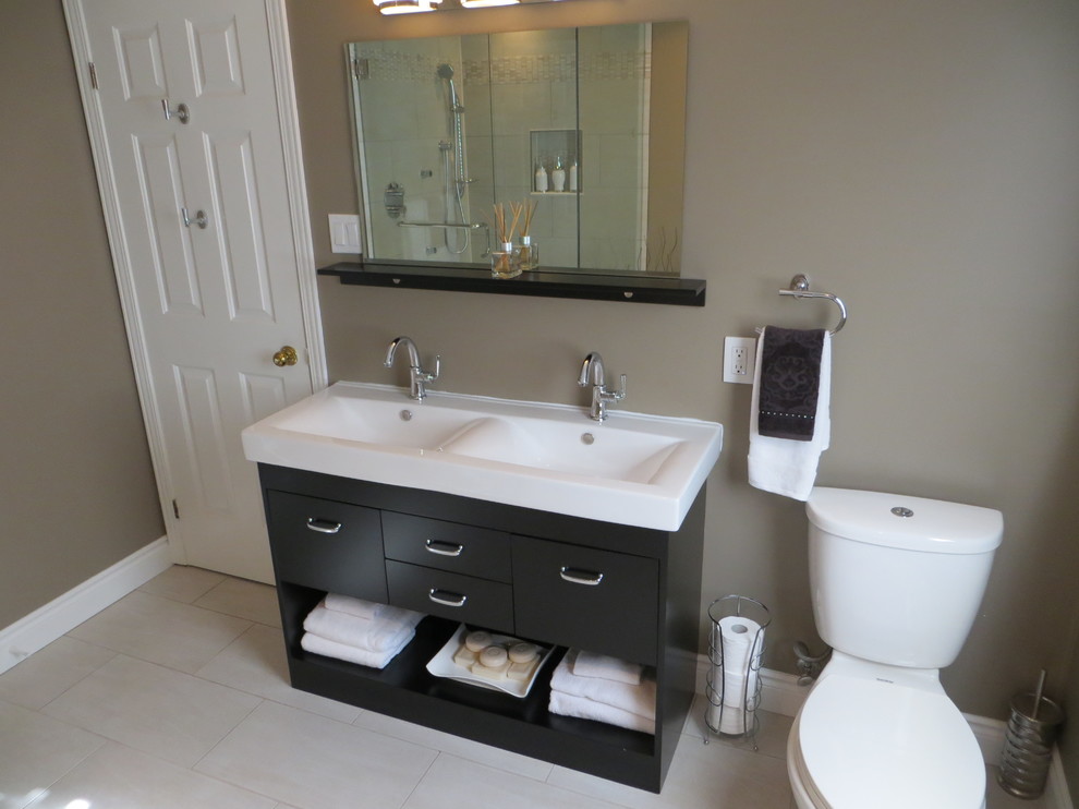 Inspiration för mellanstora moderna en-suite badrum, med ett fristående badkar, en hörndusch, beige kakel, beige väggar, beiget golv och dusch med gångjärnsdörr