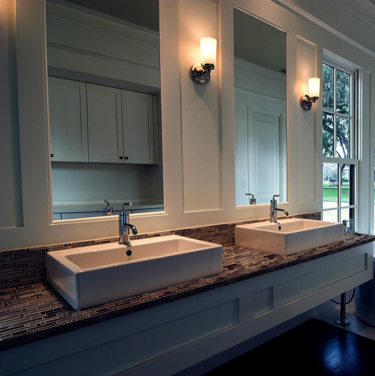 Imagen de cuarto de baño retro con encimera de azulejos, baldosas y/o azulejos marrones, baldosas y/o azulejos de vidrio y paredes blancas