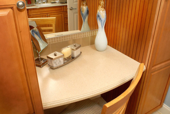 Foto på ett litet badrum, med skåp i mellenmörkt trä och beige kakel