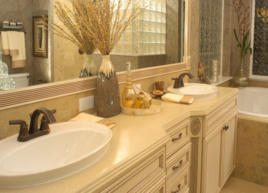 Immagine di una grande stanza da bagno padronale con ante in legno chiaro, vasca ad alcova e pareti beige