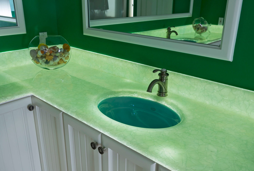 Стильный дизайн: большая главная ванная комната в морском стиле с фасадами с декоративным кантом, белыми фасадами, отдельно стоящей ванной, угловым душем, плиткой из листового камня, зелеными стенами, светлым паркетным полом, врезной раковиной, столешницей из оникса и зеленой столешницей - последний тренд