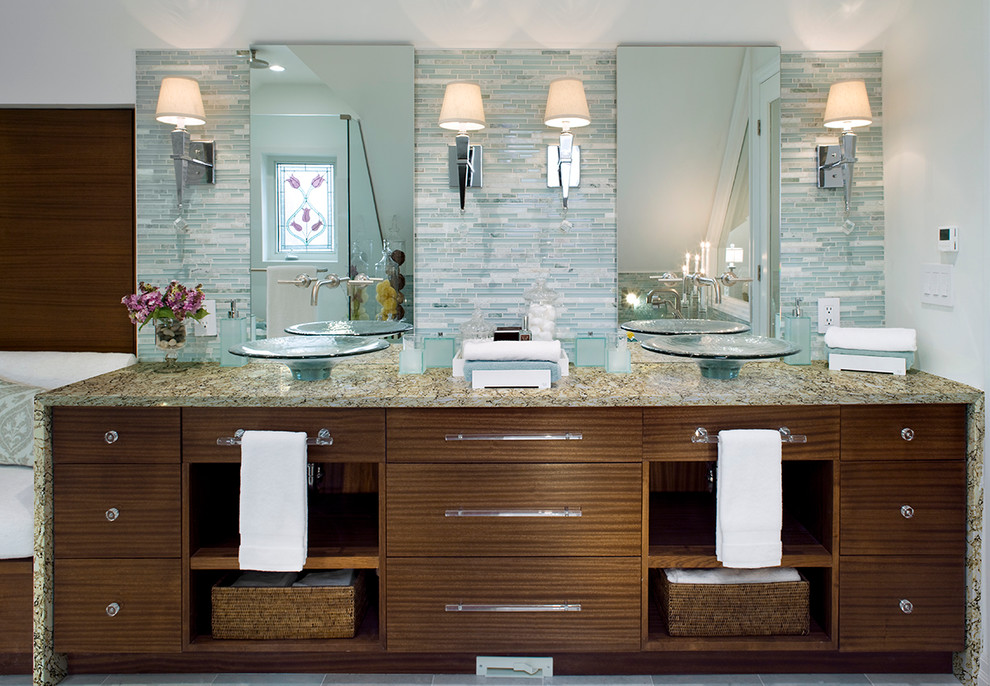 На фото: большая главная ванная комната в современном стиле с фасадами цвета дерева среднего тона, столешницей из искусственного кварца и разноцветными стенами с