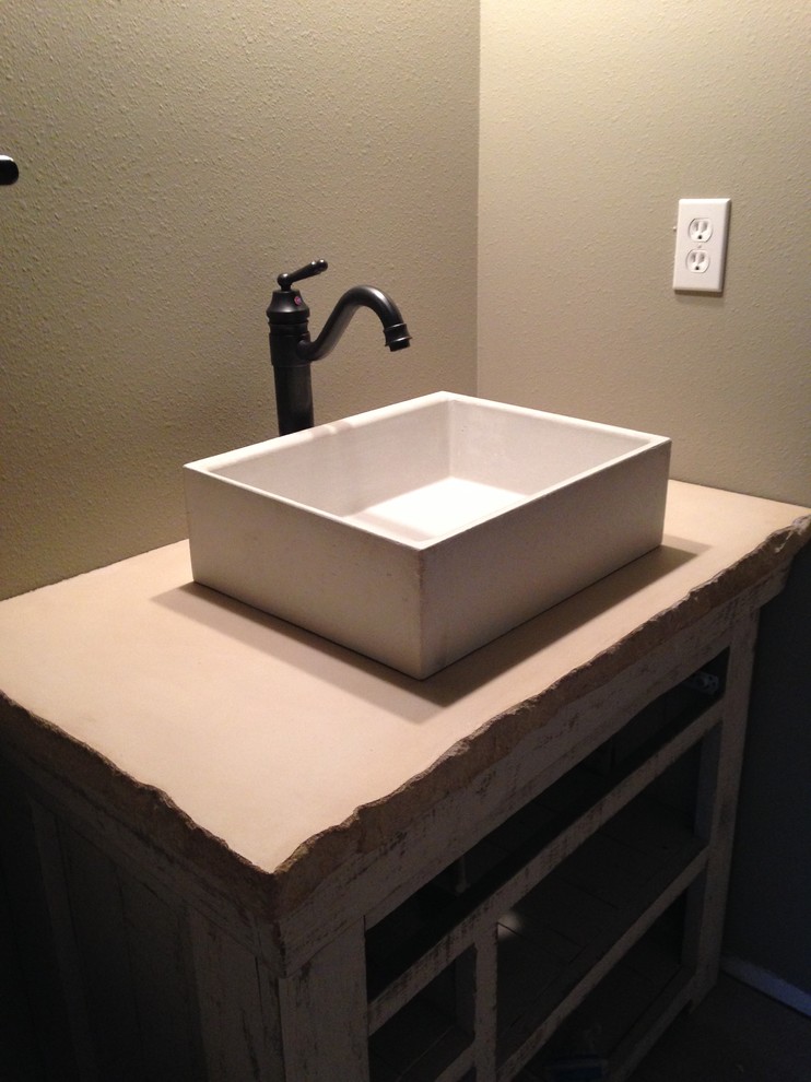 Ispirazione per una piccola stanza da bagno con doccia rustica con consolle stile comò, ante bianche e top in cemento