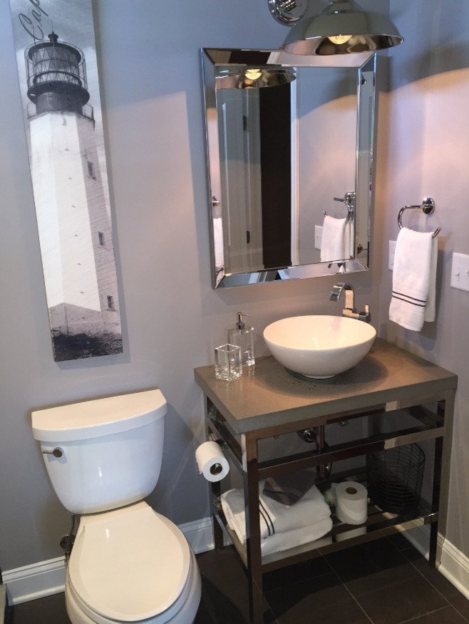 Idéer för att renovera ett mellanstort vintage badrum med dusch, med en toalettstol med separat cisternkåpa, grå väggar, klinkergolv i keramik, ett fristående handfat, bänkskiva i betong och brunt golv