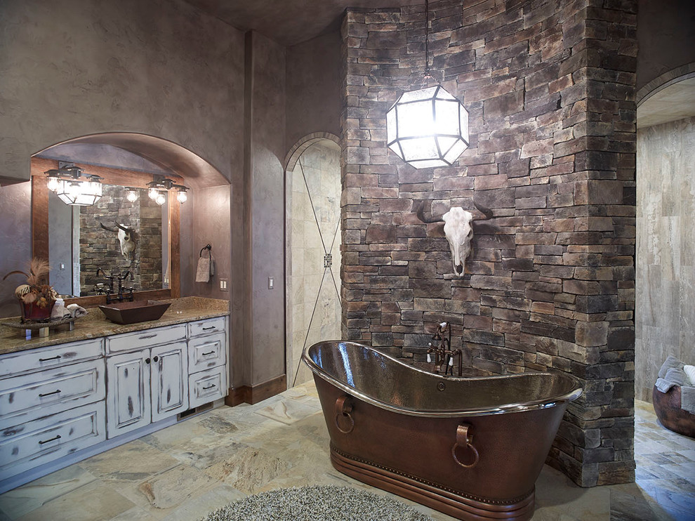 Exempel på ett rustikt badrum, med ett fristående badkar