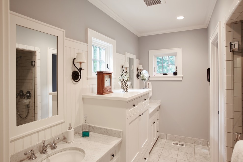 Idéer för att renovera ett mellanstort lantligt en-suite badrum, med skåp i shakerstil, vita skåp, grå väggar, marmorgolv, ett undermonterad handfat, marmorbänkskiva, vitt golv och dusch med gångjärnsdörr