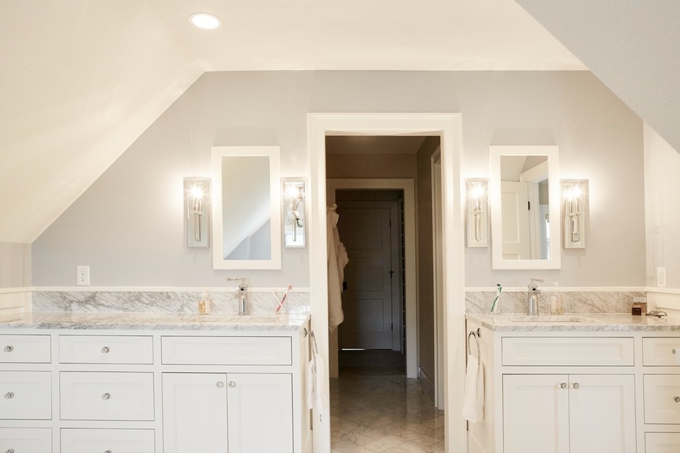 Inspiration pour une grande salle de bain principale traditionnelle avec un placard à porte shaker, des portes de placard blanches, une baignoire indépendante, un mur gris, un sol en marbre, un lavabo encastré et un plan de toilette en marbre.