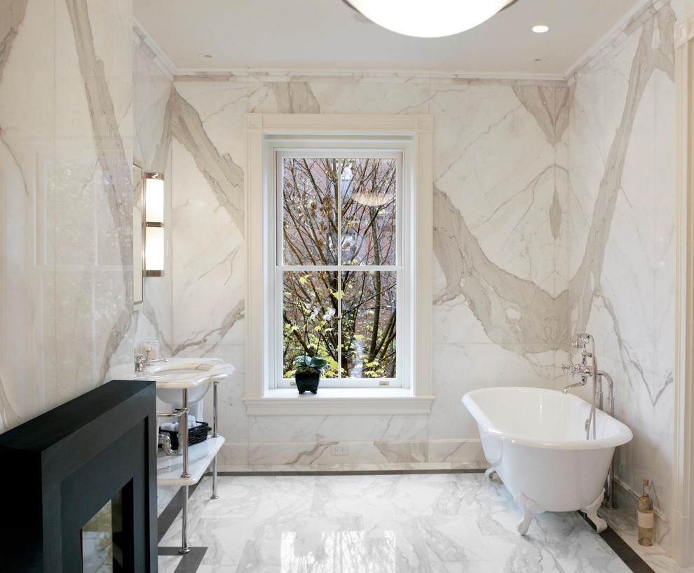 Ejemplo de cuarto de baño minimalista con lavabo tipo consola, baldosas y/o azulejos de mármol y ventanas