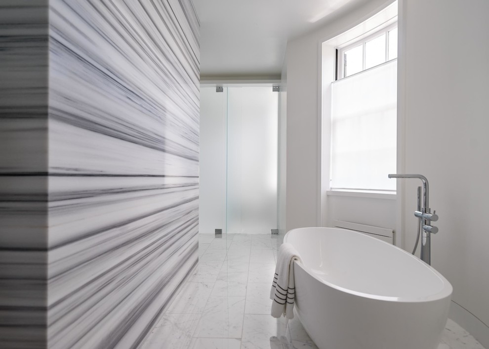Пример оригинального дизайна: большая главная ванная комната в современном стиле с плоскими фасадами, белыми фасадами, серой плиткой, мраморной плиткой, белыми стенами, мраморным полом, столешницей из искусственного кварца, белым полом и белой столешницей