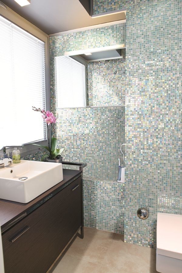 Esempio di una stanza da bagno padronale minimalista di medie dimensioni con consolle stile comò, ante in legno bruno, pavimento in vinile e top in legno