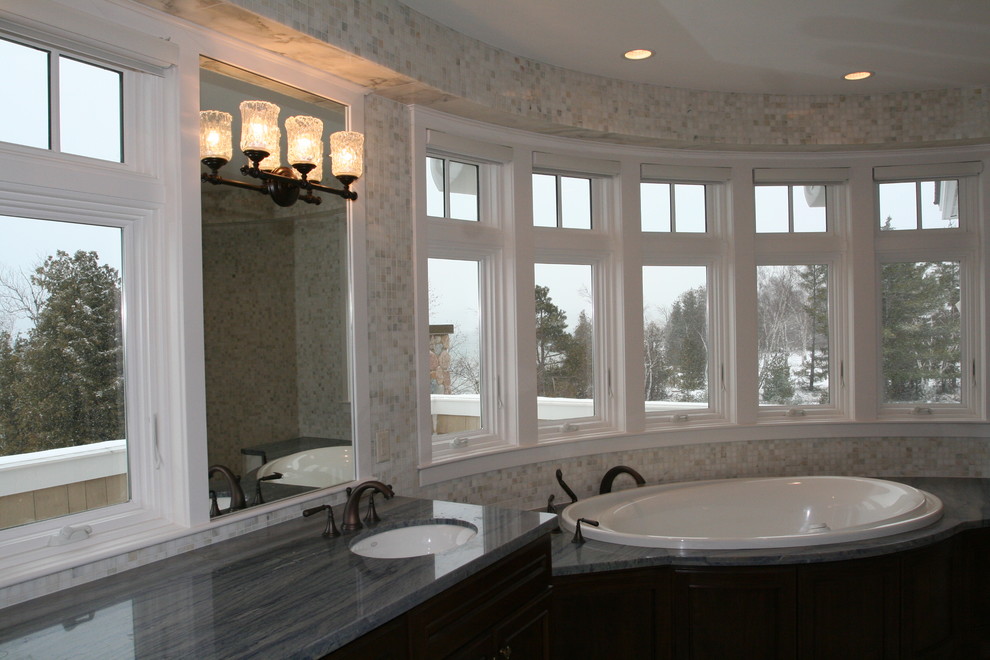 Idee per un'ampia stanza da bagno padronale design con ante lisce, top in marmo, vasca da incasso, piastrelle multicolore, piastrelle in ceramica e pareti bianche