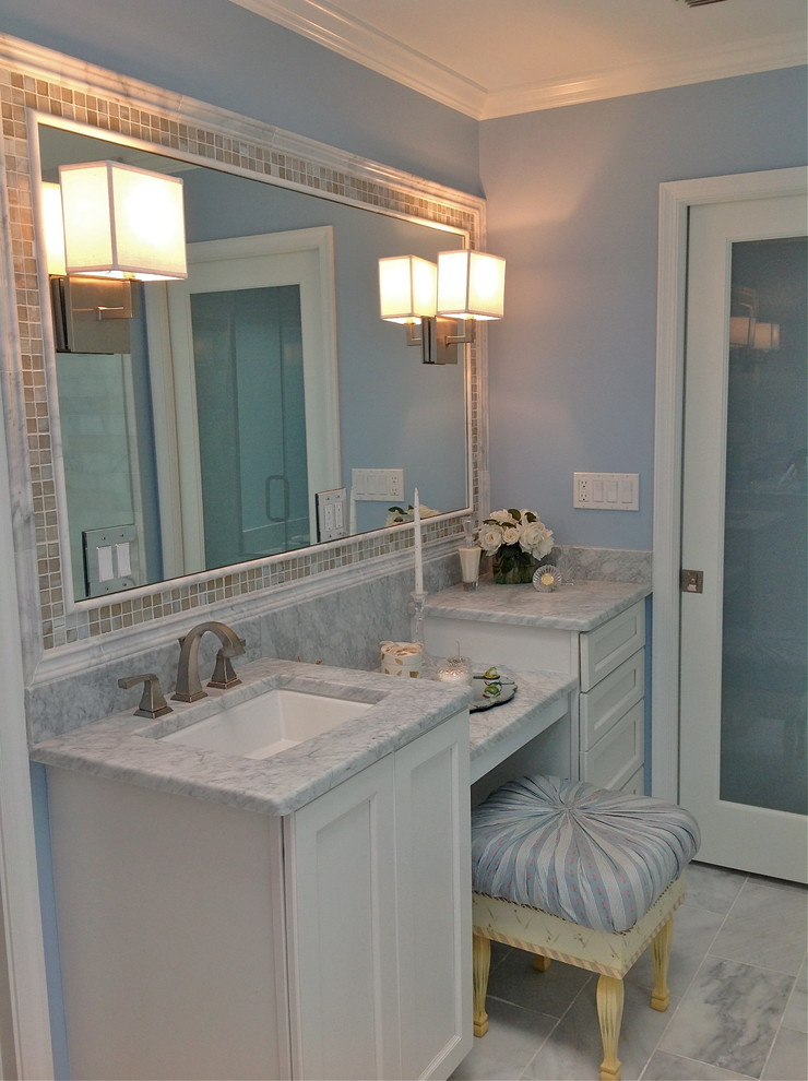Esempio di una stanza da bagno padronale minimal di medie dimensioni con lavabo sottopiano, ante in stile shaker, ante bianche, top in marmo, piastrelle di vetro, pareti blu e pavimento in marmo