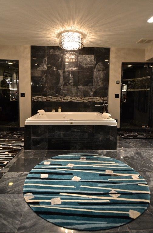 Imagen de cuarto de baño principal contemporáneo grande con armarios abiertos, encimera de mármol, ducha esquinera, baldosas y/o azulejos grises y suelo de mármol