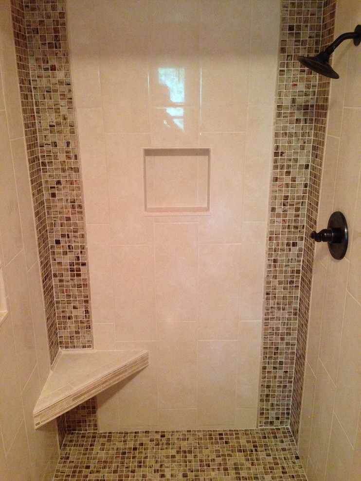Mittelgroßes Modernes Duschbad mit Duschnische, beigen Fliesen und Porzellanfliesen in Cleveland