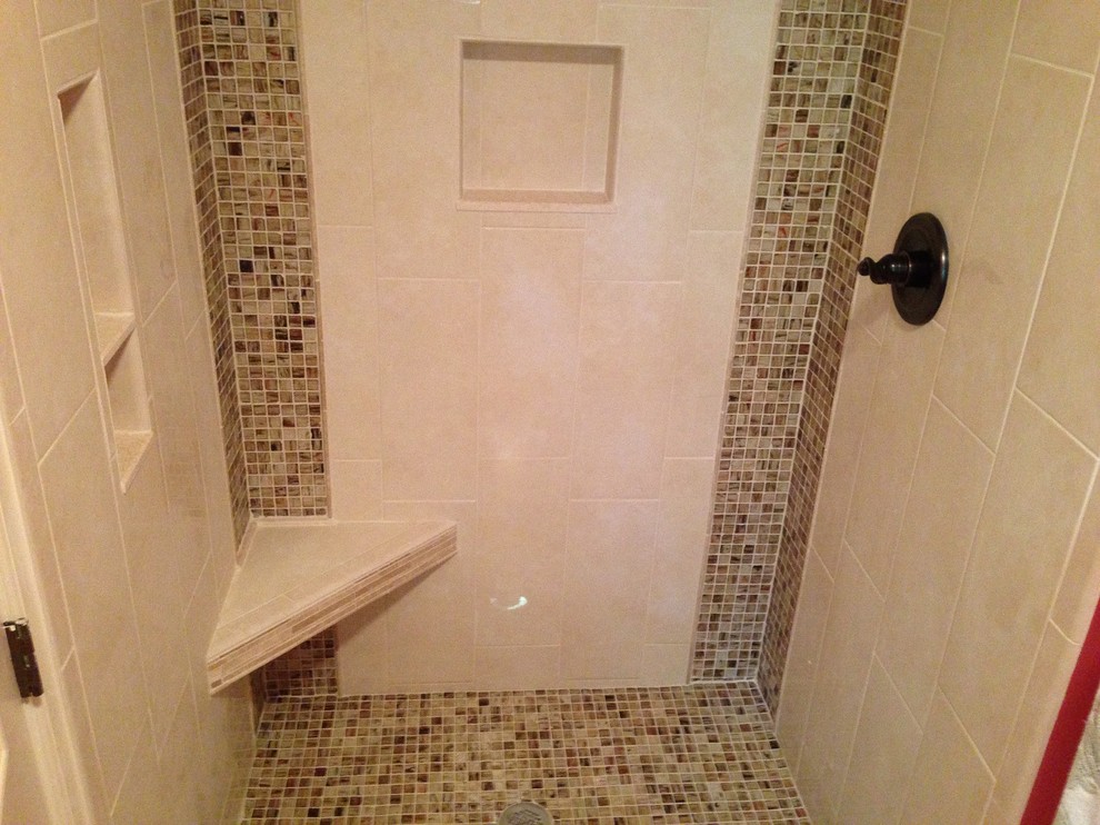 Inspiration för ett mellanstort funkis badrum med dusch, med en dusch i en alkov, beige kakel och porslinskakel