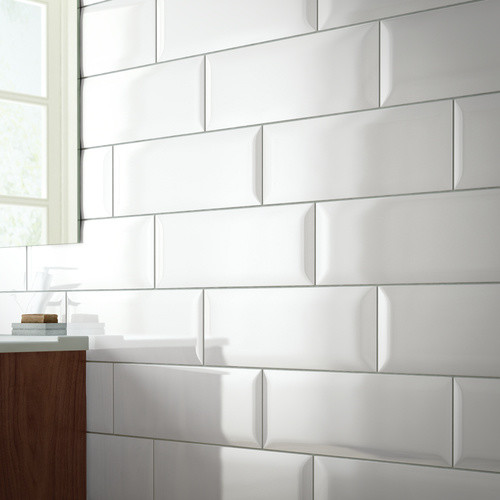 Idee per una stanza da bagno design con piastrelle bianche e piastrelle in ceramica