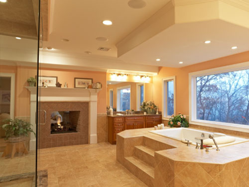 Foto på ett stort funkis en-suite badrum, med luckor med upphöjd panel, skåp i mellenmörkt trä, ett platsbyggt badkar, beige väggar och klinkergolv i keramik