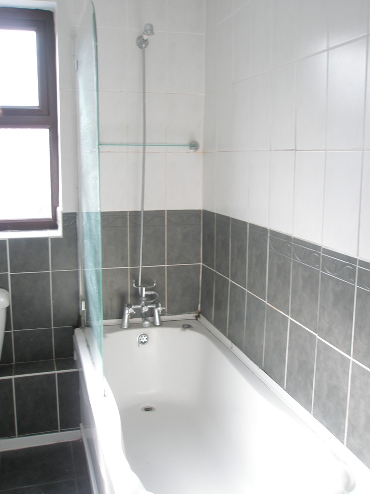 Esempio di una stanza da bagno moderna di medie dimensioni con lavabo a colonna, nessun'anta, ante bianche, top in granito, vasca/doccia, WC monopezzo, piastrelle grigie e pareti bianche