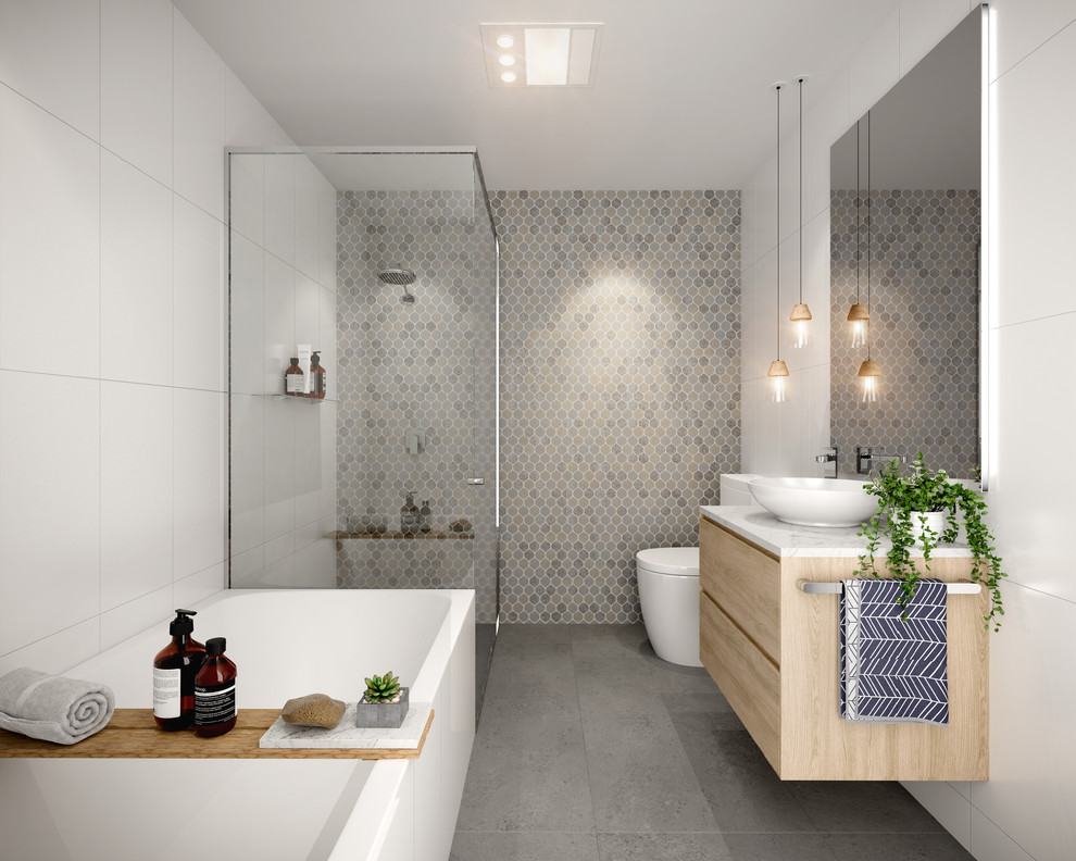 Стильный дизайн: маленькая главная ванная комната в современном стиле с светлыми деревянными фасадами, отдельно стоящей ванной, угловым душем, унитазом-моноблоком, белой плиткой, керамической плиткой, белыми стенами, полом из керамической плитки, настольной раковиной, столешницей из искусственного кварца, серым полом и душем с распашными дверями для на участке и в саду - последний тренд