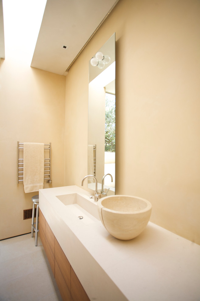 Idéer för ett stort modernt en-suite badrum, med ett avlångt handfat, släta luckor, skåp i mellenmörkt trä, bänkskiva i täljsten, ett fristående badkar, en öppen dusch, beige väggar och travertin golv